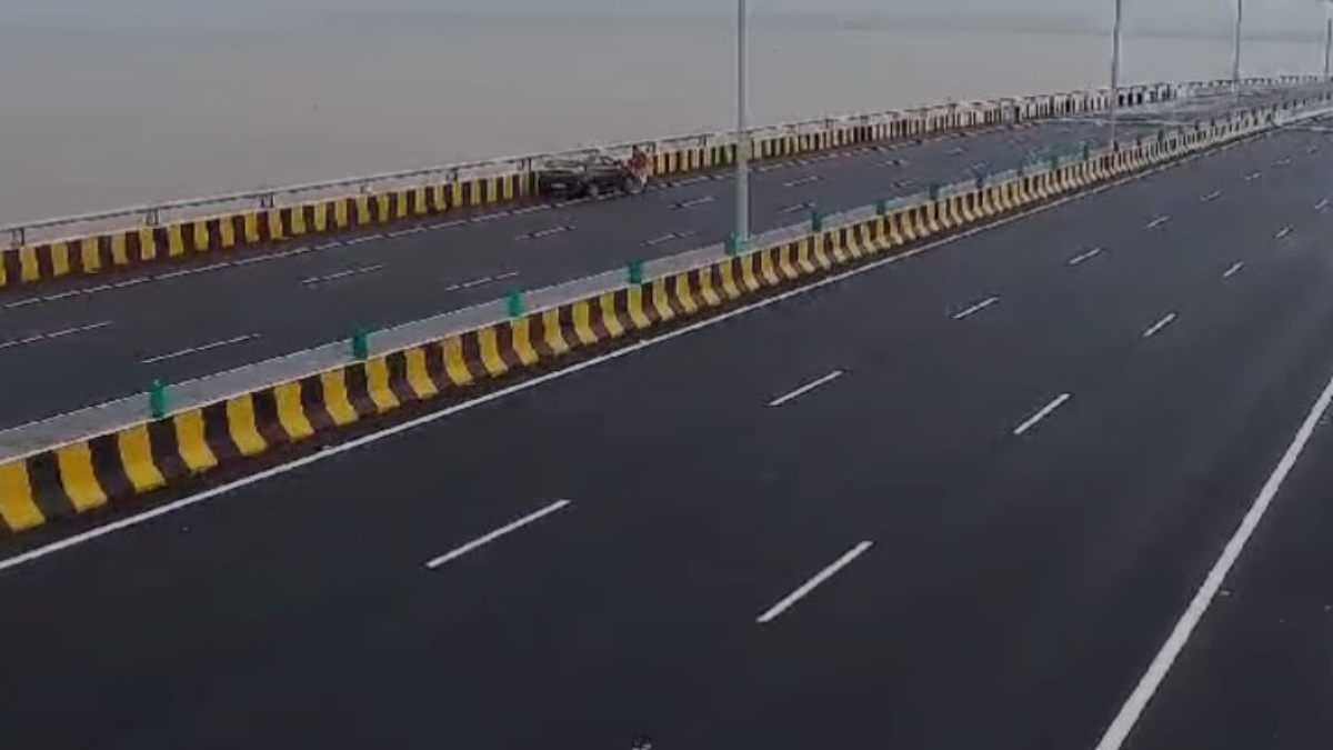 VIDEO: मुम्बई के अटल सेतु से शख्स ने समंदर में लगा दी छलांग, सुसाइड का वीडियो आया सामने VIDEO: मुम्बई के अटल सेतु से शख्स ने समंदर में लगा दी छलांग, सुसाइड का वीडियो आया सामने