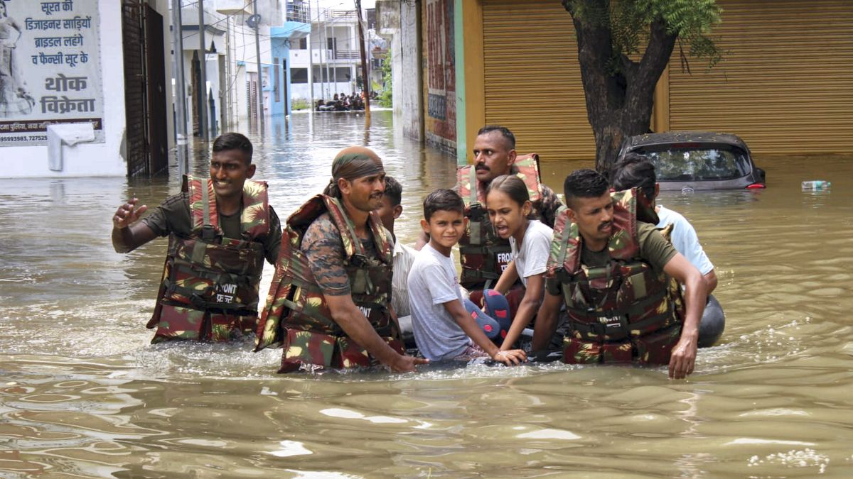 राज्य में हो रही मूसलाधार बारिश, बह उठे नदी और नाले; प्रशासन ने स्कूलों में की छुट्टी