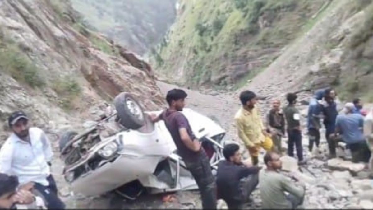 जम्मू कश्मीर के किश्तवाड़ में बड़ा हादसा; खाई में गिरी कार, चार लोगों की मौत, दो घायल