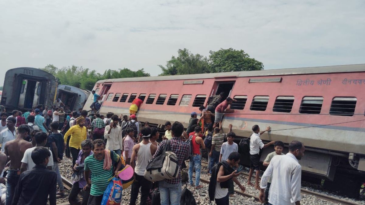 यूपी के गोंडा में ट्रेन हादसा, डिब्रूगढ़ एक्सप्रेस पटरी से उतरी