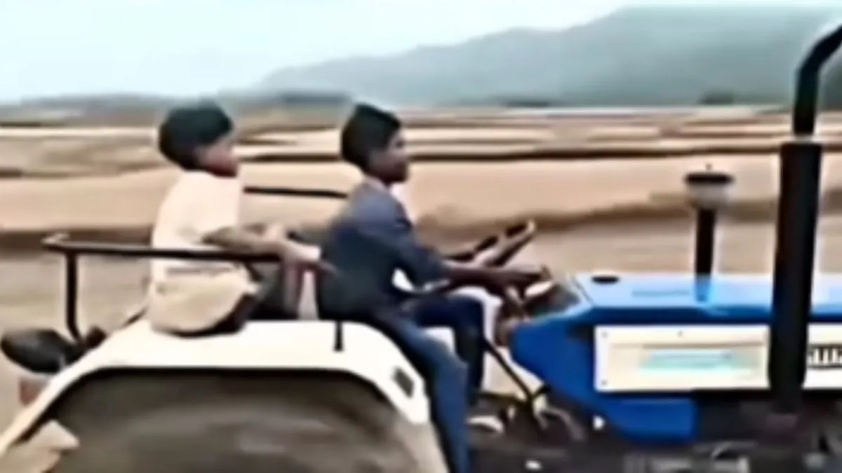 Video: ट्रैक्टर चला रहे बच्चे दिखाने लगे स्टंट, फिर जो हुआ वह देख हंसते-हंसते फूल जाएगा पेट ट्रैक्टर चलाते हुए बच्चे- India TV Hindi