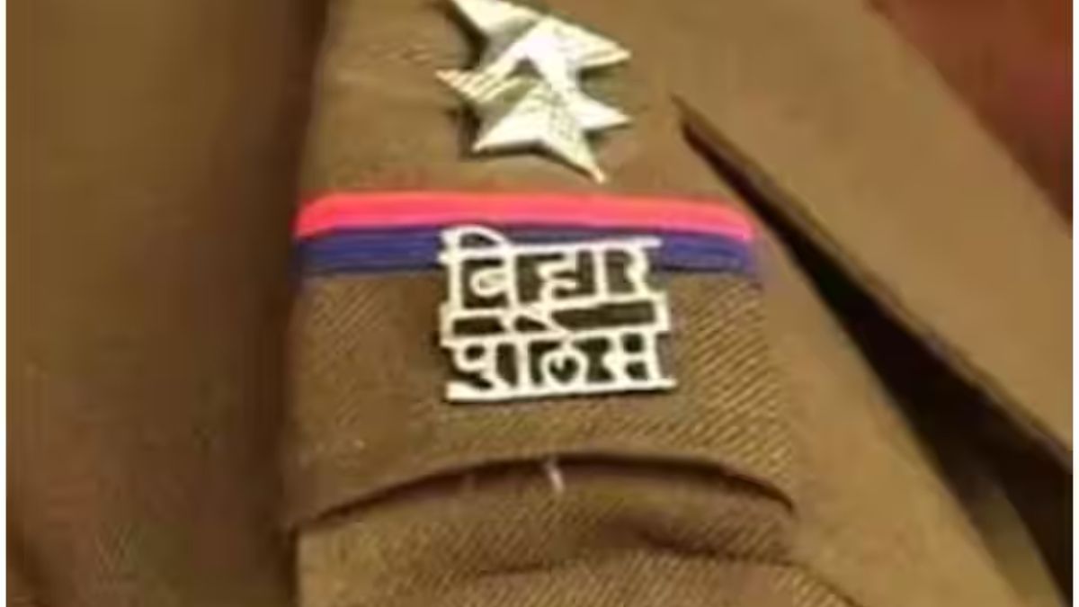 बिहार में पुलिसकर्मी का आपत्तिजनक वीडियो वायरल, लोगों ने की जमकर पिटाई