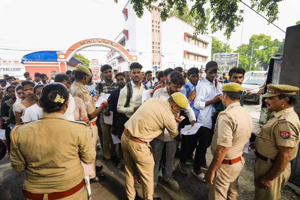 यूपी पुलिस कांस्टेबल भर्ती परीक्षा दूसरे दिन भी जारी, सुरक्षा के कड़े इंतजाम
