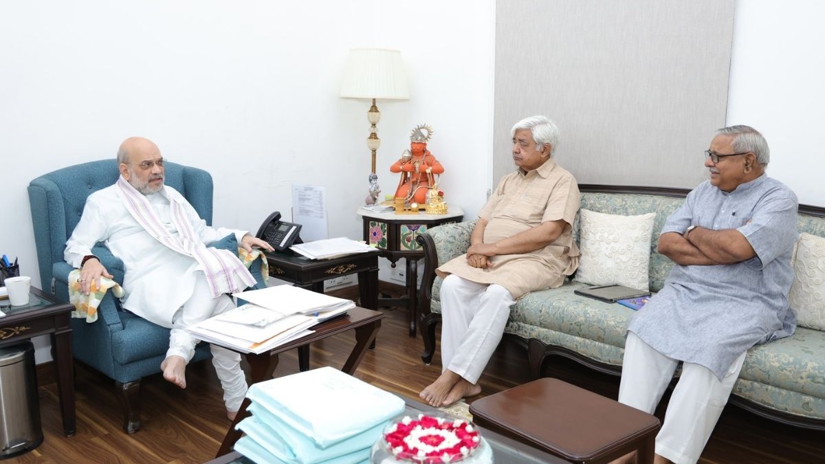 विश्व हिंदू परिषद के नेताओं ने की अमित शाह से मुलाकात, बांग्लादेश में हिंदुओं की सुरक्षा की मांग उठाई
