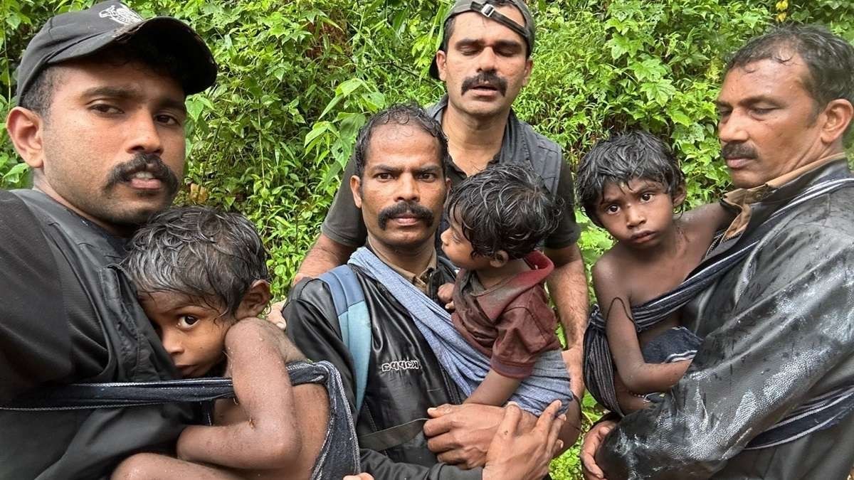VIDEO: जंगल में फंसे 6 आदिवासियों के लिए फरिश्ता बने वन अधिकारी, कई दिनों से भूखे थे बच्चे