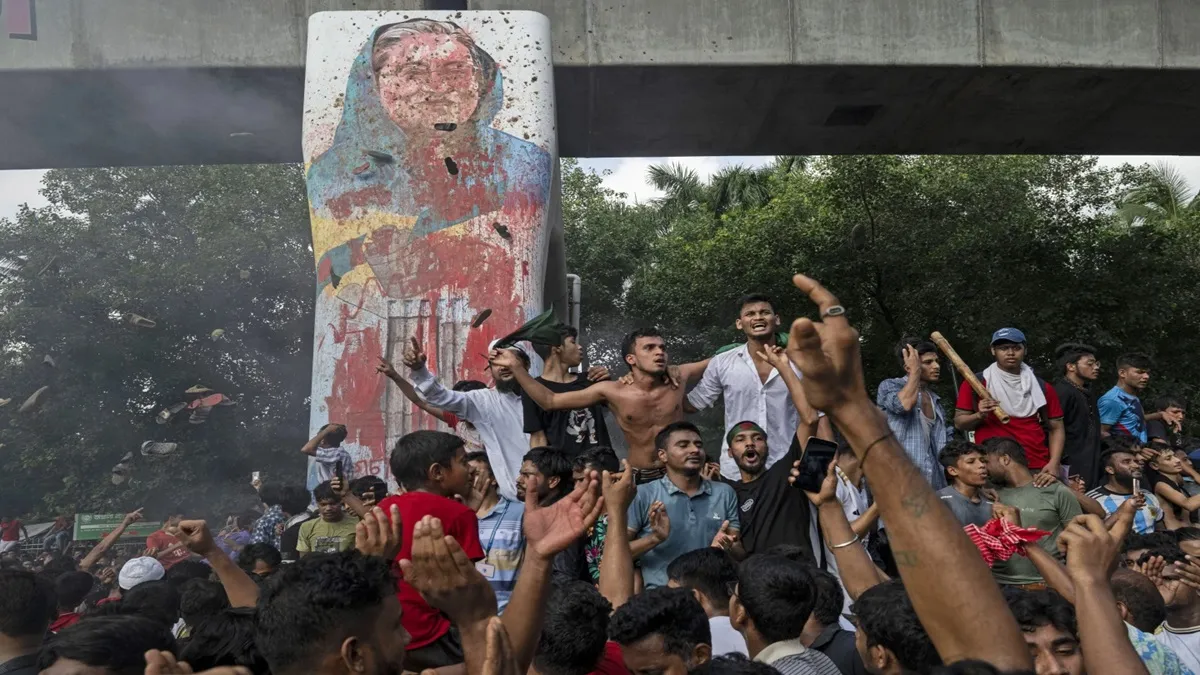 बांग्लादेश में हिंदुओं को बनाया जा रहा है निशाना, हथियारों के साथ खुलेआम घूम रहे हैं जेल से भागे कैदी Bangladesh Political Crises- India TV Hindi
