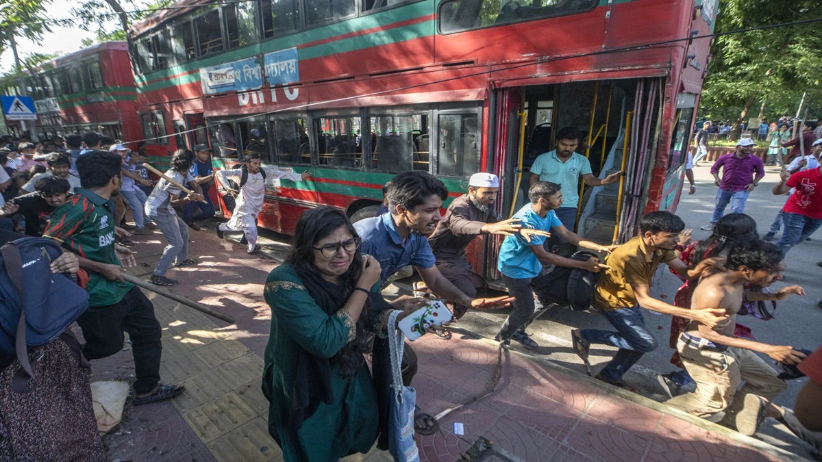 महिला पत्रकार के साथ मारपीट, मीडिया संस्थान के दफ्तर पर हमला; ऐसा है बांग्लादेश का हाल