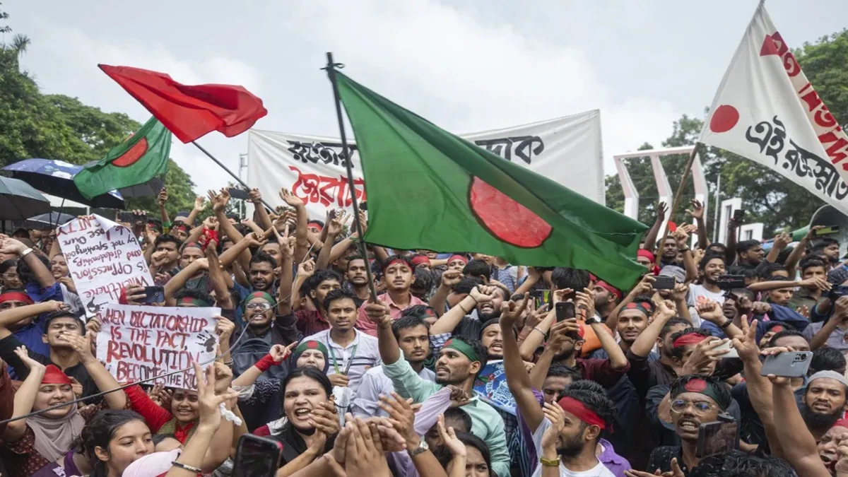Bangladesh: ढाका में विरोध प्रदर्शन के दौरान इस शख्स ने की खूब कमाई, पल-पल का रहा गवाह Bangladesh Protest- India TV Hindi
