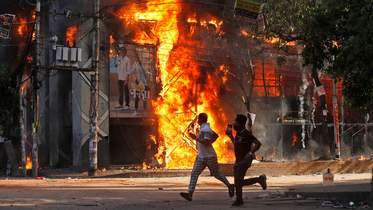 बांग्लादेश की न करें यात्रा... अपने को रखें सुरक्षित', भारत सरकार की अपील,  हेल्पलाइन नंबर जारी; क्यों भड़की हिंसा? - India TV Hindi