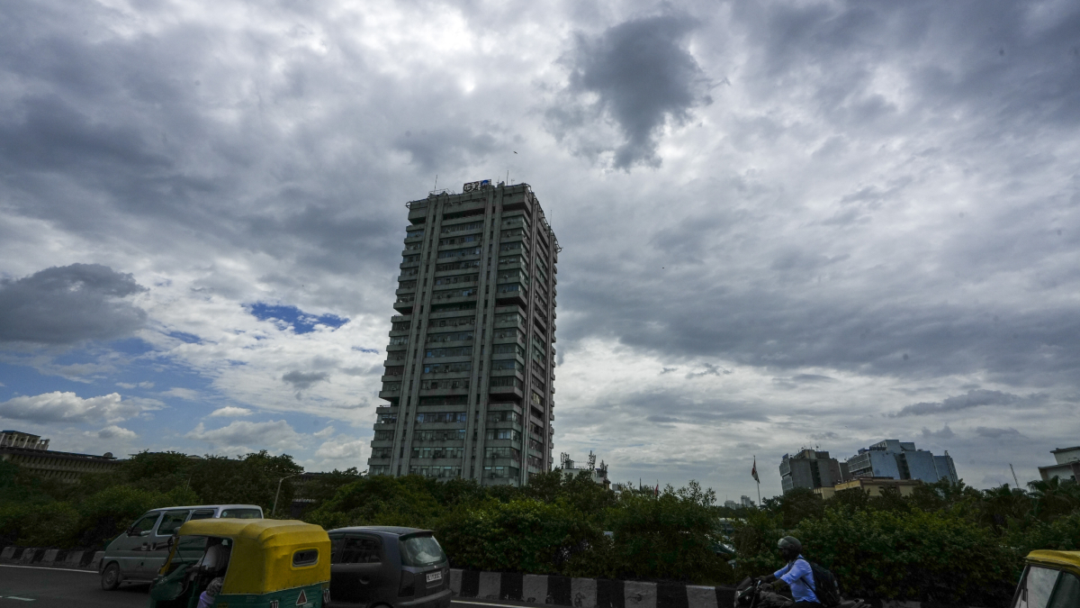 दिल्ली NCR में सुबह से ही बारिश जारी, 4 राज्यों में रेड और 9 राज्यों में ऑरेंज अलर्ट