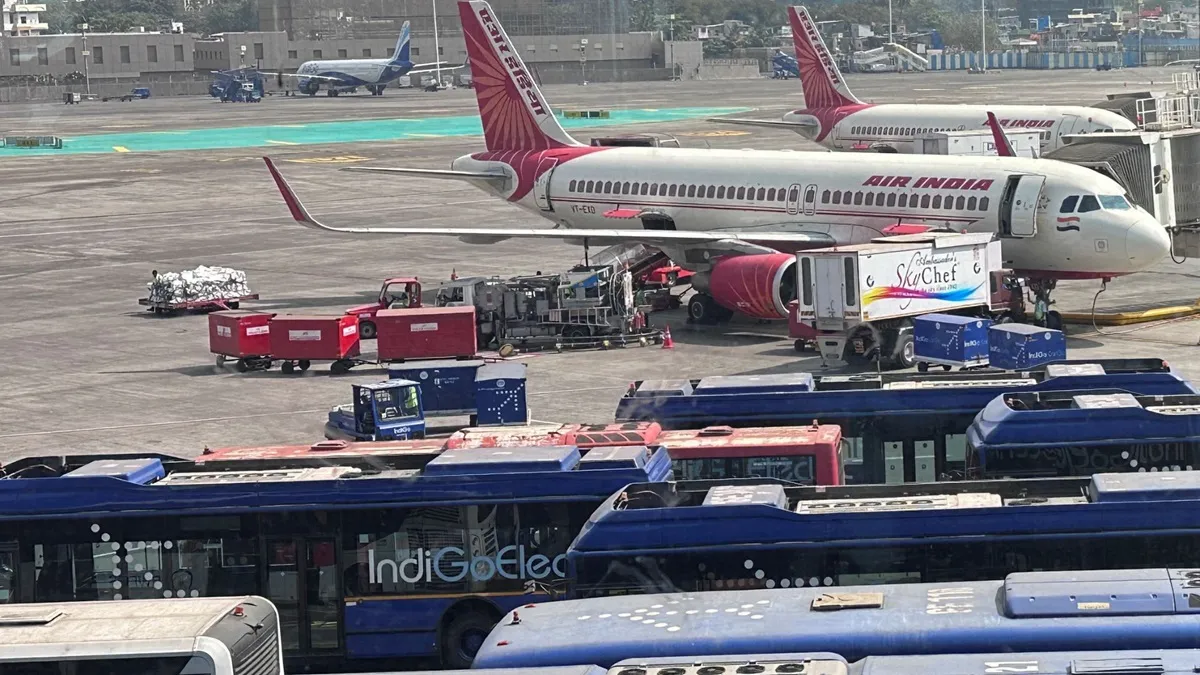 जुलाई में घरेलू हवाई सफर करने वालों की तादाद में उछाल, 31 दिन में 1.29 करोड़ यात्रियों ने भरी उड़ान एयर इंडिया की हिस्सेदारी घटकर 14.3 प्रतिशत रह गई।- India TV Paisa