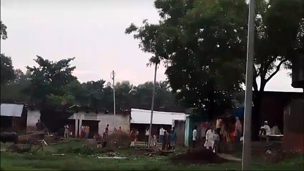 Video: सीतापुर में दबंगो ने की अंधाधुंध फायरिंग, जान बचाकर भागे लोग, पुलिस बोली ऐसा कुछ नहीं हुआ