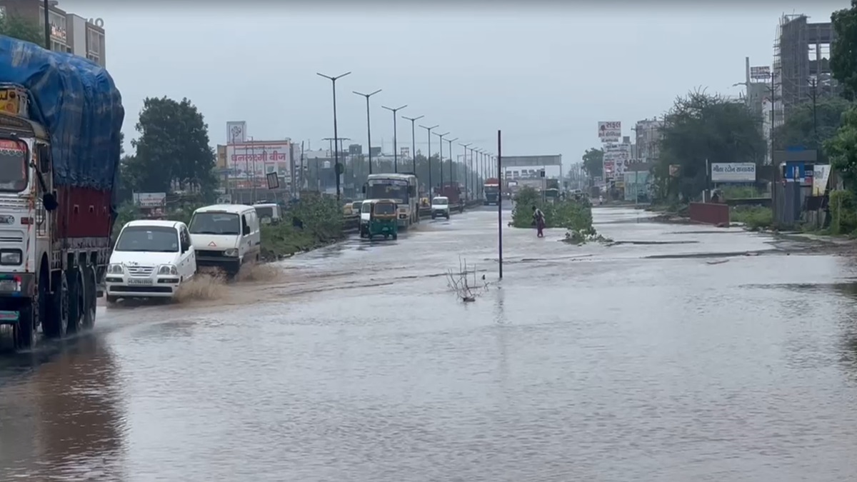 गुजरात में बाढ़ को लेकर एक्शन मोड में अमित शाह, मुख्यमंत्री को लगाया फोन, हर संभव मदद का भरोसा दिया
