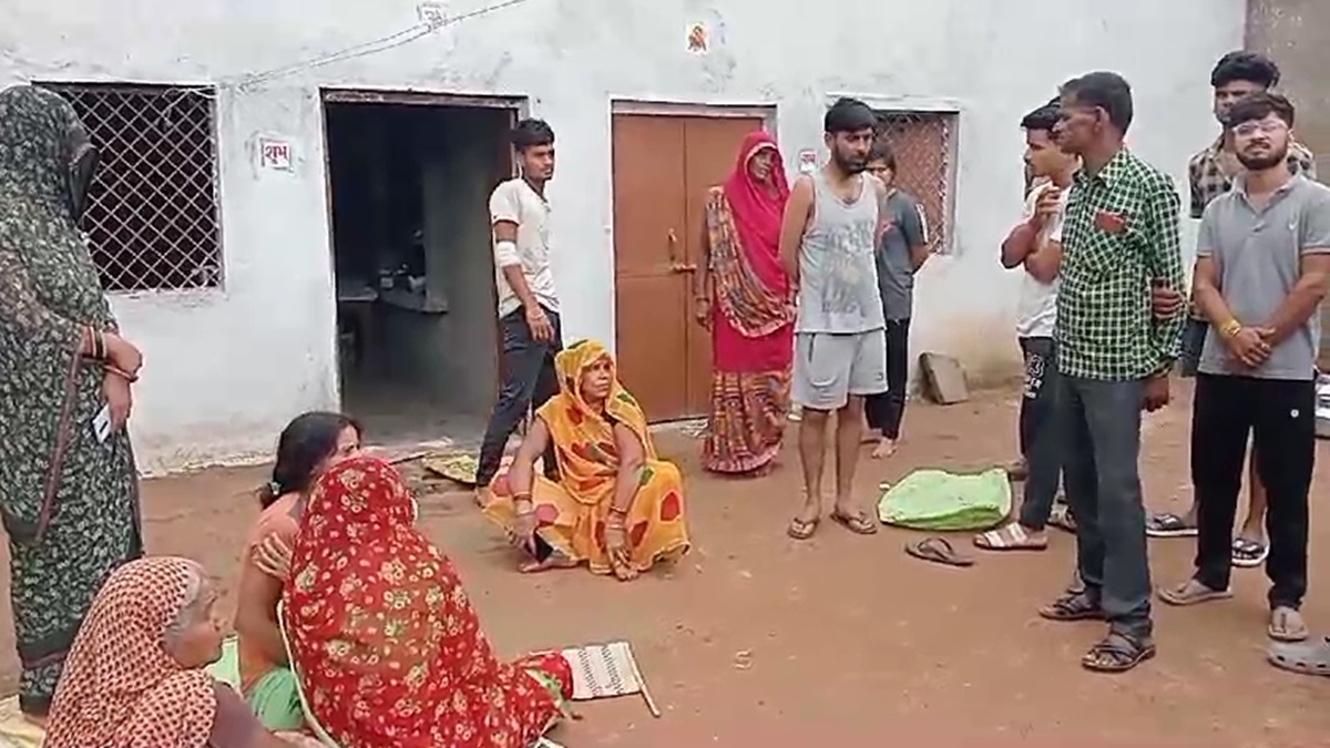 शादी नहीं करवाने से आगबबूला हुआ शख्स, सोते समय मां-पिता पर किया कुल्हाड़ी से हमला, फिर कुएं में कूदकर दी जान