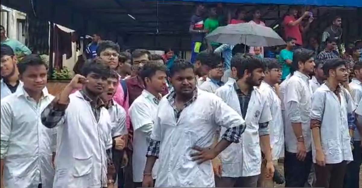 कोलकाता में महिला डॉक्टर की रेप के बाद हत्या, सड़क पर उतरा मेडिकल स्टाफ; पुलिस ने एक आरोपी को किया गिरफ्तार