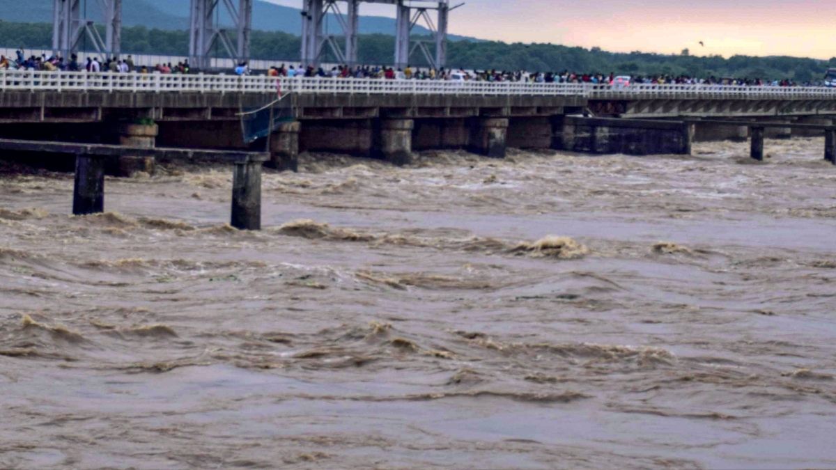 छत्तीसगढ़ में उफनती नदी में गिर गई थी महिला, बहकर पहुंची ओडिशा, मछुआरों ने बचाया