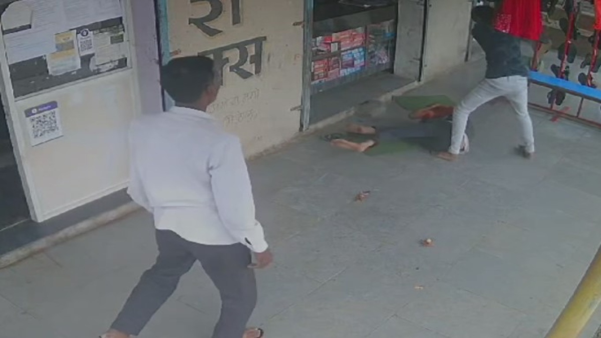 VIDEO: पुणे में दिल दहलाने वाली घटना, गंड़ासा लहराते हुए दुकान में घुसा शख्स, युवक को काट डाला