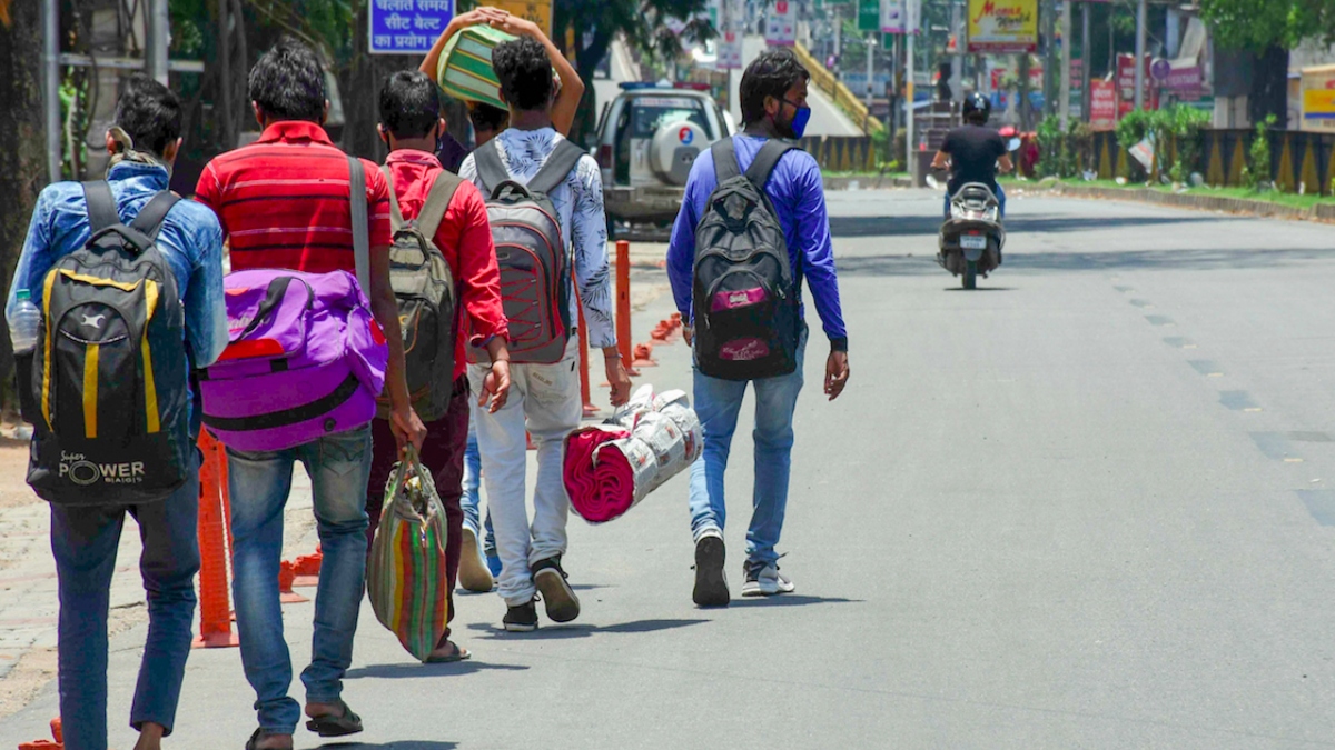 ‘1 कमरे में सिर्फ 2 लोग… गुटखा-पान खाने की मनाही, नहीं घूम सकते गांव में’, जानिए कहां जारी हुआ UP-बिहार के मजदूरों के लिए सख्त फरमान?