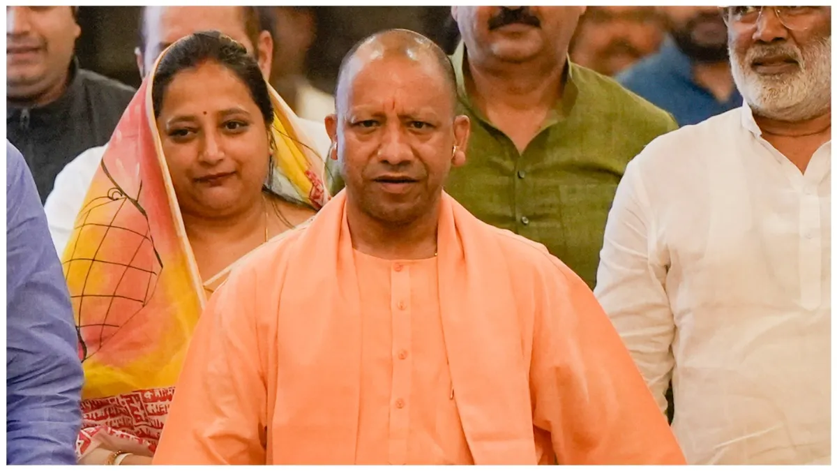 सीएम योगी ने अधिकारियों संग कानून-व्यवस्था पर की बैठक, रक्षाबंधन-महिला सुरक्षा पर मिला ये निर्देश CM Yogi adityanath held a meeting with officials on law and order officials received these instructi- India TV Hindi