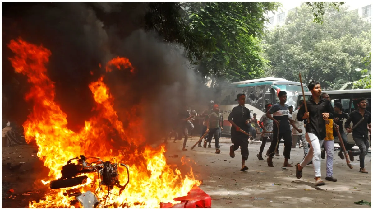 बांग्लादेश में सत्तारूढ़ पार्टी के समर्थकों और प्रदर्शनकारियों के बीच खूनी झड़प, 72 लोगों की गई जान Bloody clash between the ruling party and supporters in Bangladesh 72 people died- India TV Hindi