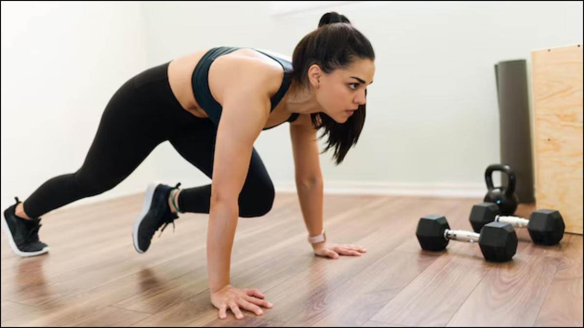 बिना Gym के घर पर करें पहाड़ चढ़ने वाली ये एक्सरसाइज, जानिए कैसे करें माउंटेन क्लाइम्बर और क्या हैं फायदे