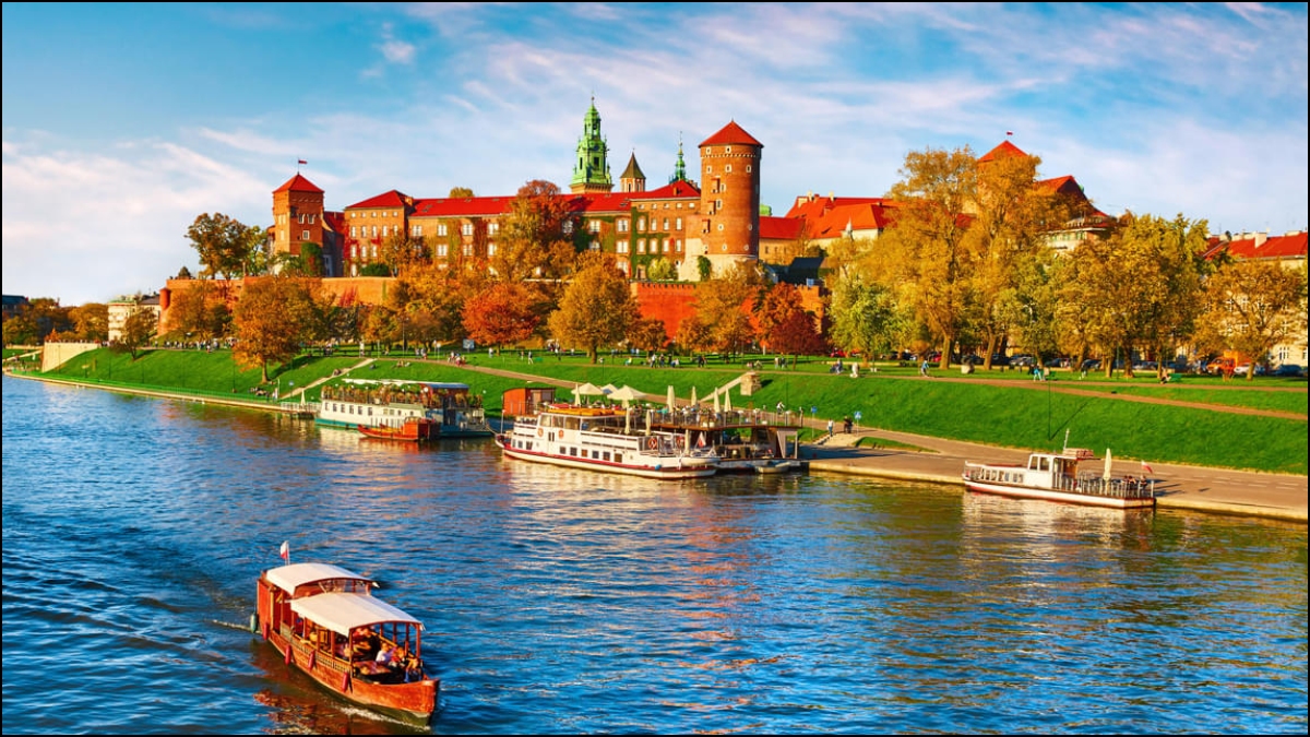 सारे जहां की खूबसूरती को समेटे है यूरोप का छोटा सा देश पोलैंड, ये हैं Poland में घूमने वाली खास जगह