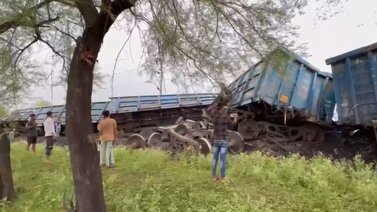 मध्य प्रदेश के दमोह में पटरी से उतरी रेलगाड़ी, ट्रैक को साफ होने में लगेगा वक्त, इन ट्रेनों पर पड़ा असर