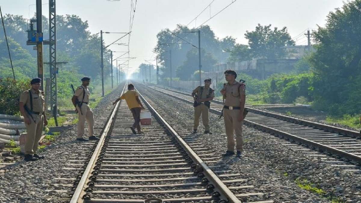 राजस्थान में ट्रेन पलटाने की बड़ी साजिश, पटरी पर रखी थी स्क्रैप, लोको पायलट की सूझबूझ से टला हादसा