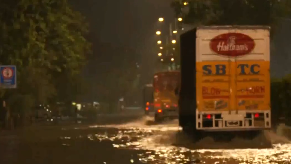 Rain Live Updates: दिल्ली में भारी बारिश से जलभराव, दरियागंज में दीवार गिरी, सभी स्कूल बंद