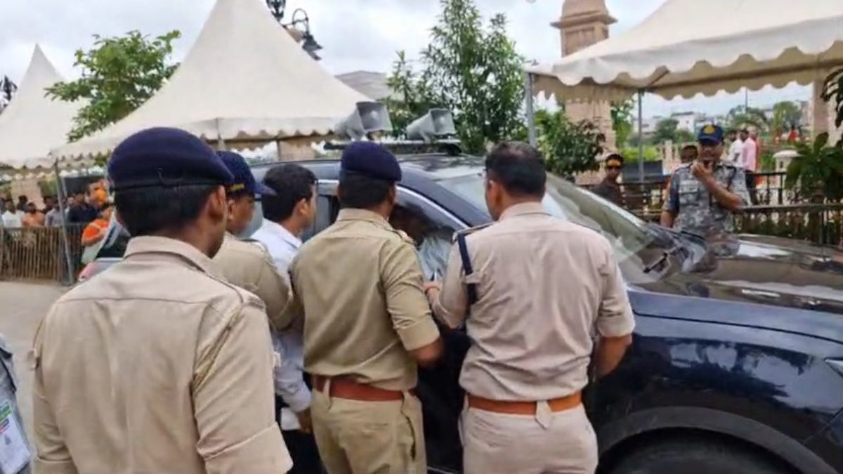 VIDEO: बैन के बावजूद महाकाल लोक में बेधड़क घुसा BJP विधायक के बेटे का काफिला, दौड़ते हुए पहुंचे DM-SP; जमकर हड़काया