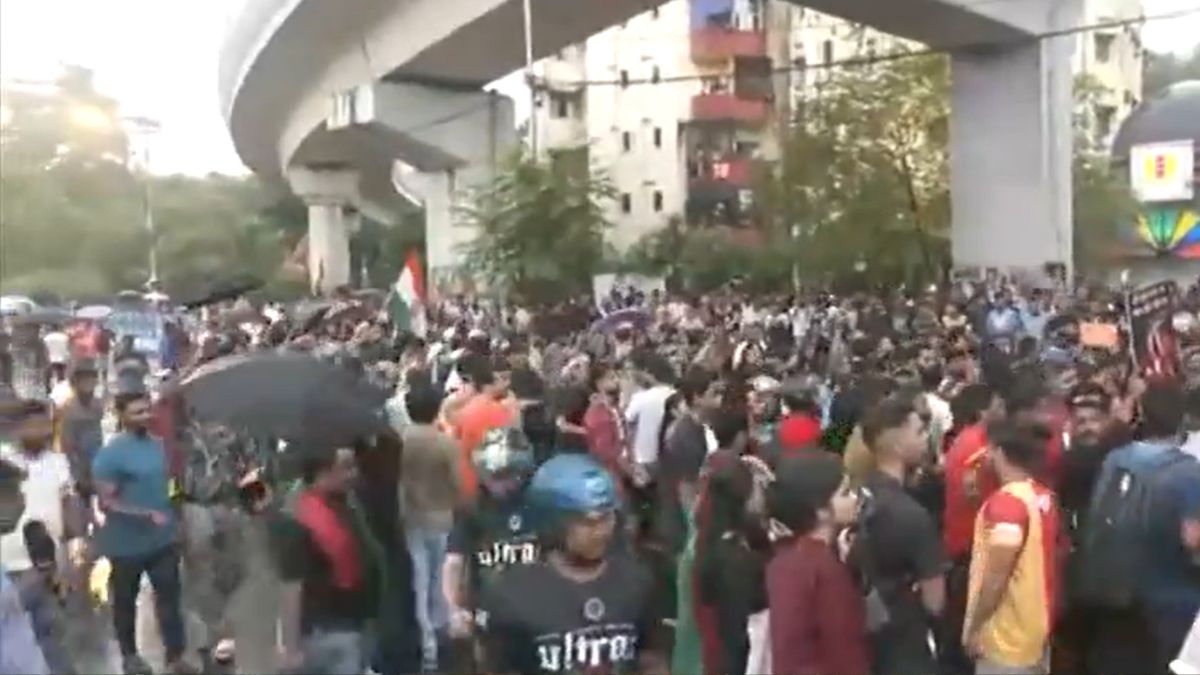 कोलकाता रेप-मर्डर केस को लेकर साल्ट लेक स्टेडियम के बाहर प्रदर्शन, पुलिस ने किया लाठीचार्ज; फुटबाल मैच रद्द