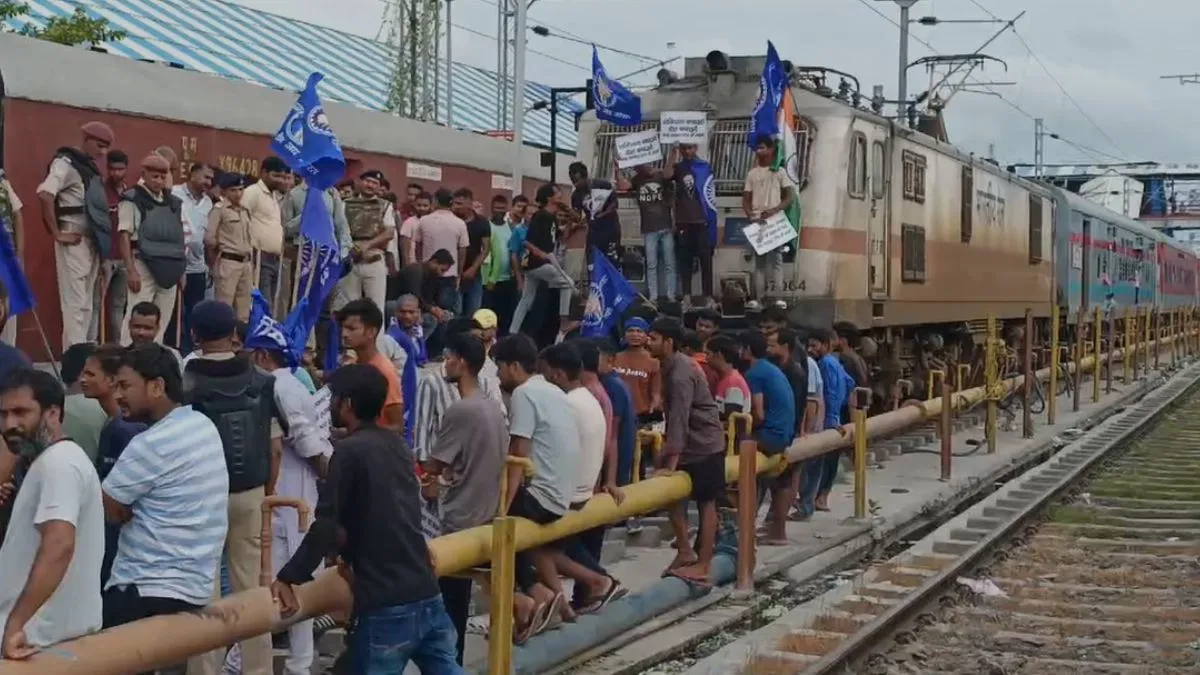Bharat Bandh: बिहार के कई जिलों में रेल-परिवहन सेवाएं प्रभावित, जानें कहां-कहां है बंद का असर, देखें- फोटो और वीडियो बिहार में भारत बंद के दौरान प्रदर्शन- India TV Hindi