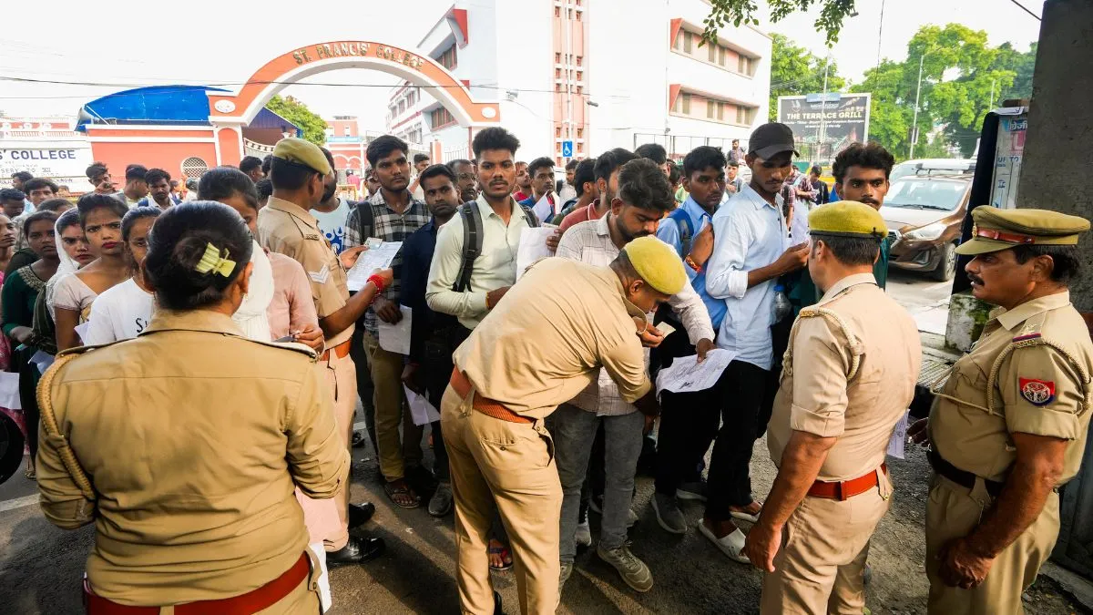 UP Police Exam: पहले दिन 4.50 लाख कैंडिडेट्स ने दी परीक्षा, रखी गई कड़ी निगरानी; DGP ने कई सेंटरों का किया निरीक्षण पहले दिन यूपी पुलिस परीक्षा में शामिल हुए 4.50 लाख कैंडिडेट्स।- India TV Hindi