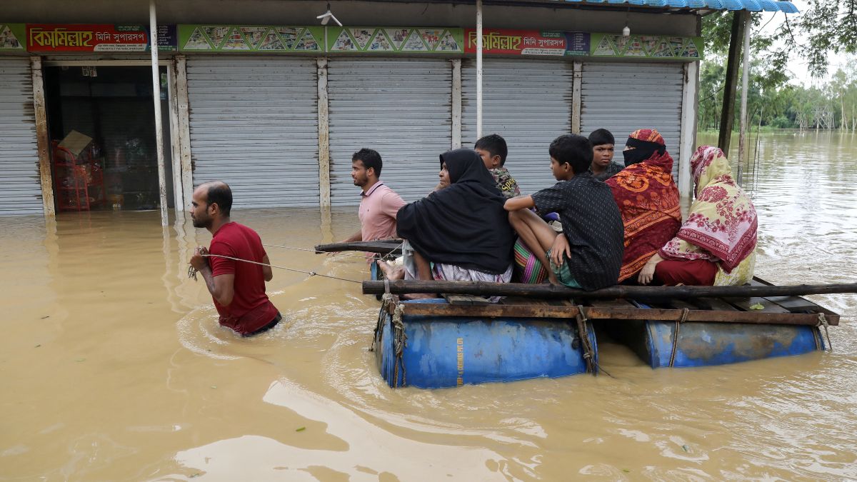 खूनी हिंसा के बाद अब बांग्लादेश पर आई नई आफत, बाढ़ में बहकर 15 लोगों की मौत और लाखों प्रभावित