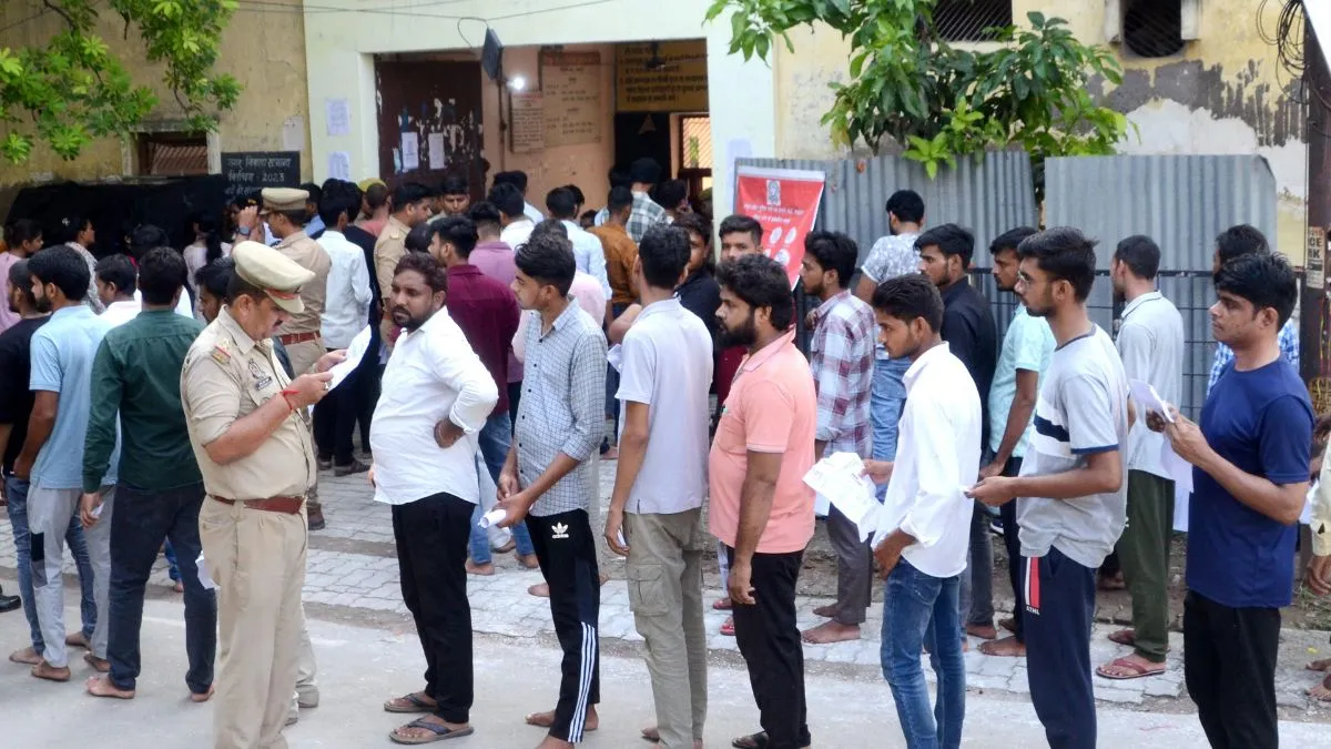 UP Police Exam: भर्ती परीक्षा का चौथा दिन आज, एग्जाम सेंटरों पर सुरक्षा के कड़े इंतजाम UP Police भर्ती परीक्षा का चौथा दिन आज।- India TV Hindi