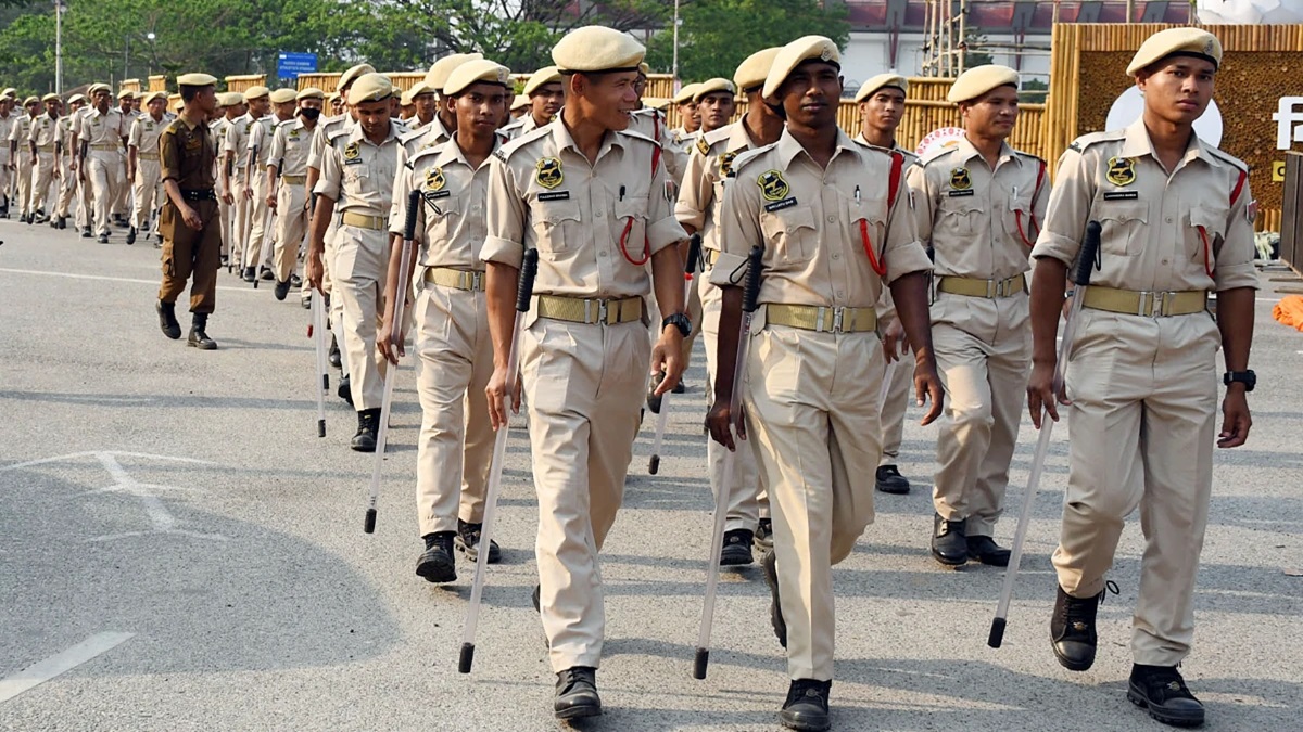 फिल्म नहीं, हकीकत है ये कहानी! 45 साल के पिता और 21 साल के बेटे ने एक साथ पहनी UP Police की वर्दी