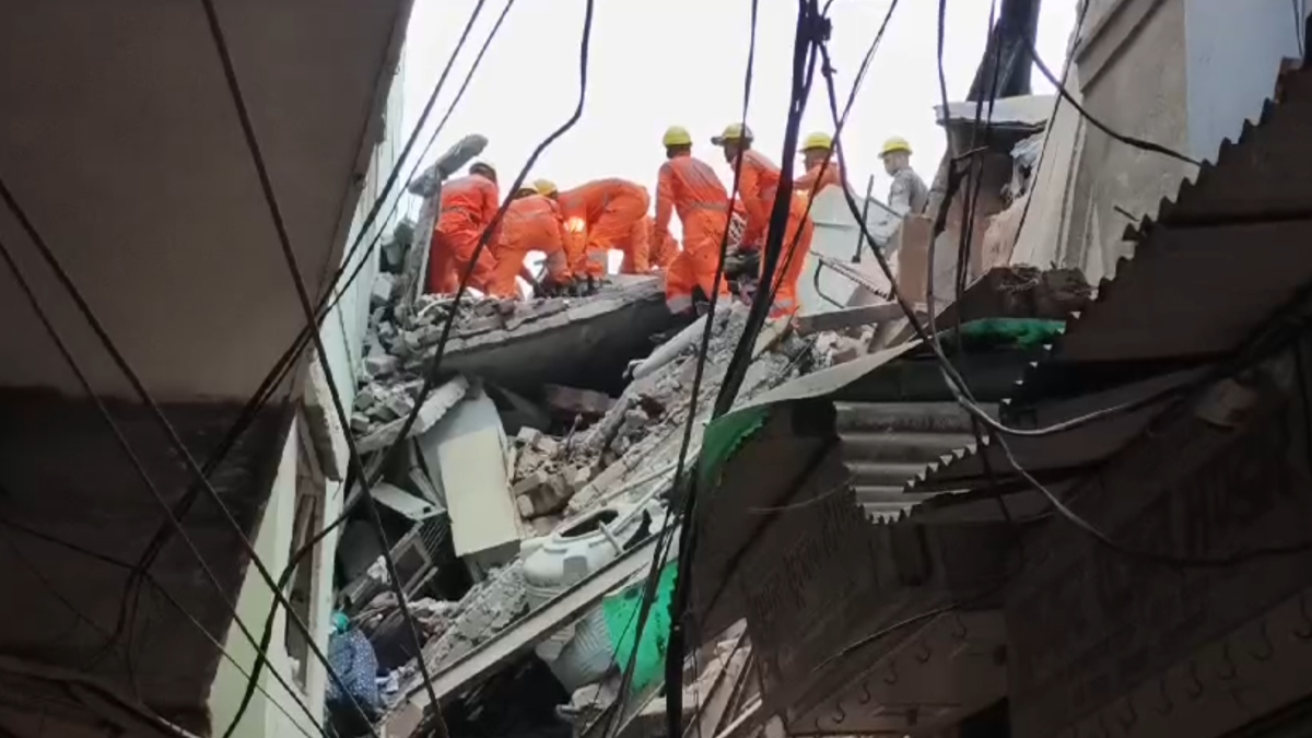 VIDEO: काशी विश्वनाथ मंदिर के पास बड़ा हादसा, 2 मकान गिरे, कई लोग मलबे में दबे, NDRF की टीम मौके पर