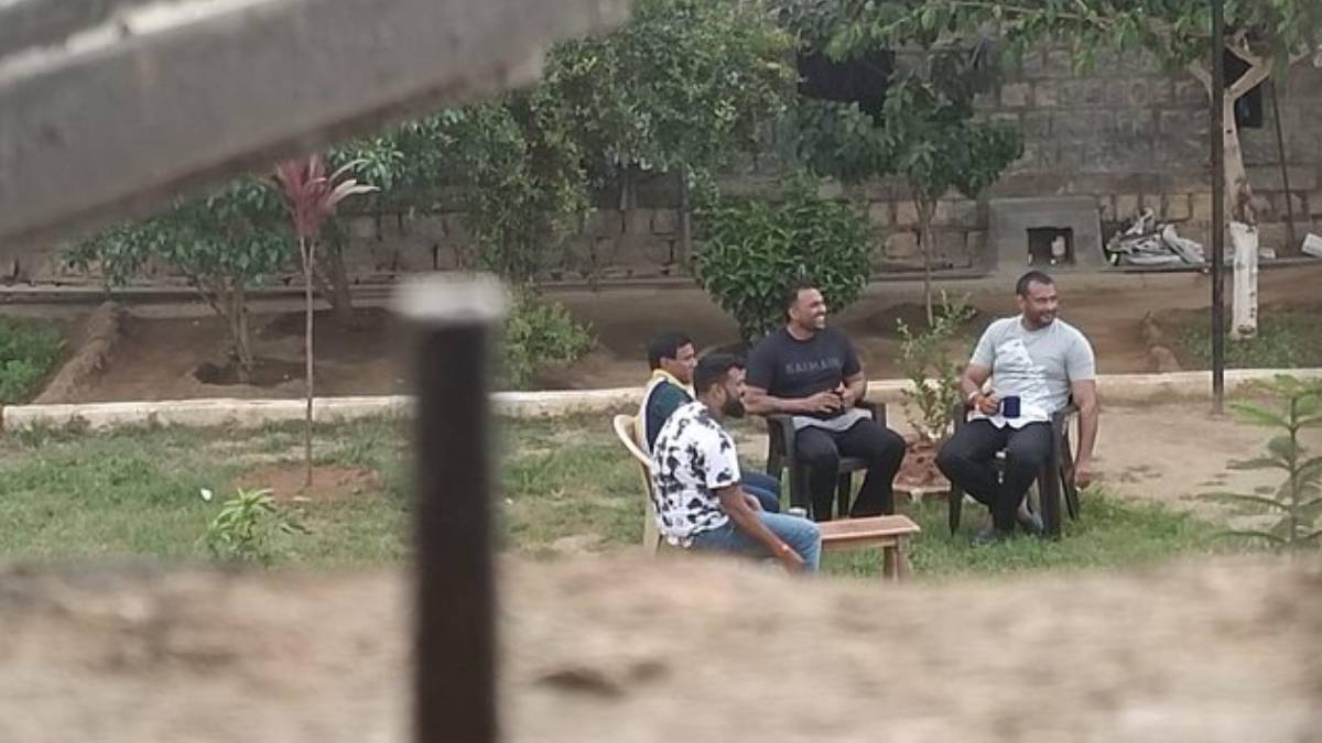 सिगरेट का कश लगाते जेल से वायरल हुई एक्टर दर्शन की फोटो, VIP ट्रीटमेंट देने वाले 7 अफसर सस्पेंड