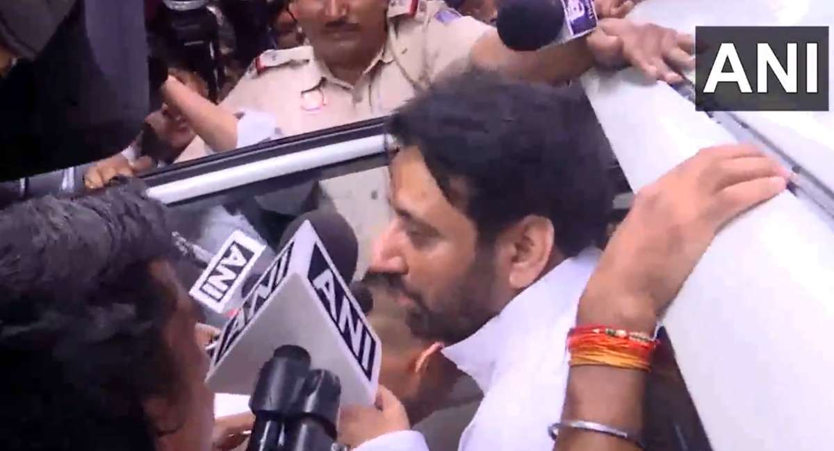 दिल्ली: AAP विधायक अमानतुल्लाह खान पर गिरी गाज, पूछताछ के बाद ED की टीम ने घर से उठाया दिल्ली: AAP विधायक अमानतुल्लाह खान पर गिरी गाज, पूछताछ के बाद ED की टीम ने घर से उठाया