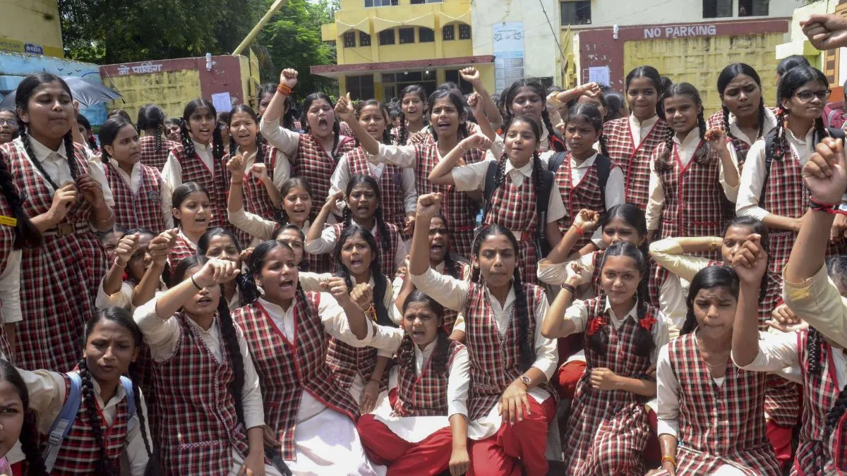 गजब! भोपाल के इस स्कूल में पढ़ाई की जगह करवाई जाती है सफाई, छात्राओं ने अब किया प्रदर्शन bhopal- India TV Hindi