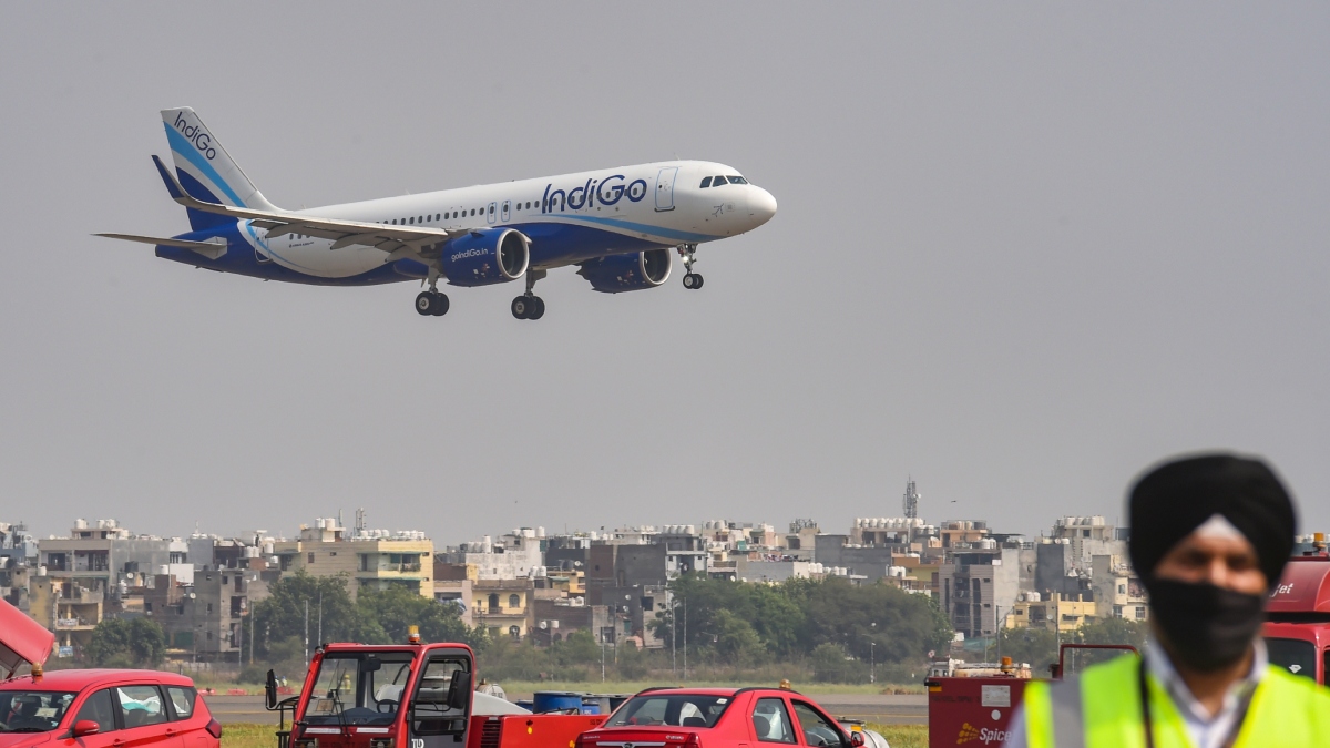 जबलपुर-हैदराबाद IndiGo फ्लाइट को बम से उड़ाने की मिली धमकी, किया गया डायवर्ट