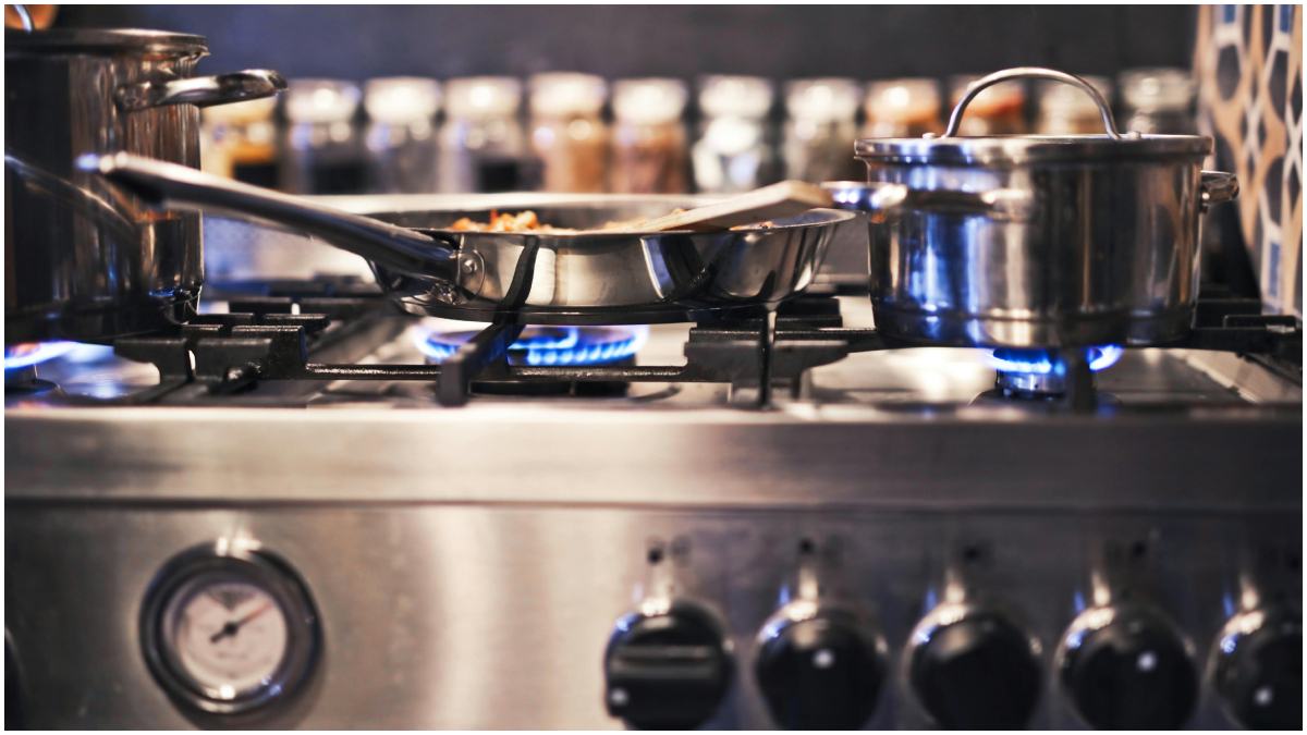 गंदगी की वजह से काला पड़ गया है चूल्हा, फॉलो करें ये असरदार टिप्स, चमकने लगेगी गैस