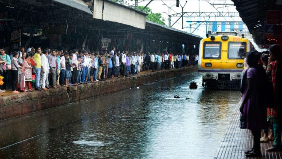 Mumbai Rains: मुंबई में बारिश ने रोकी local trains की रफ्तार, स्कूल कॉलेज बंद, अलर्ट जारी