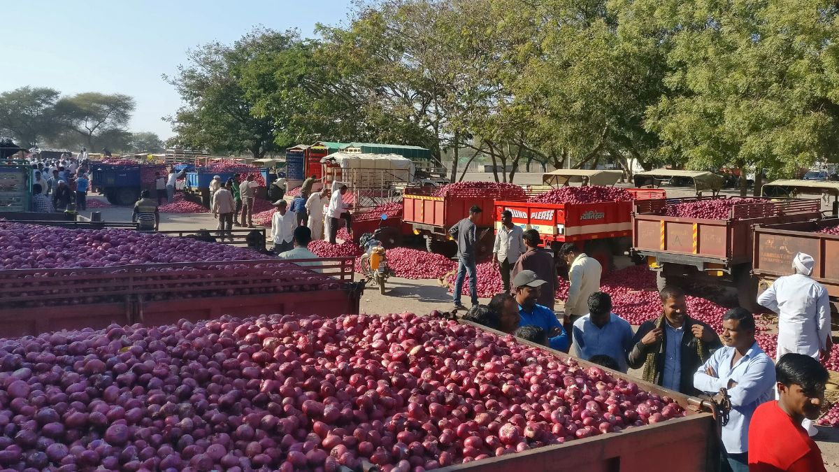 Onion Price: 80 रुपये तक पहुंचा प्याज का भाव, बुआई बढ़ने के बावजूद नहीं मिल रही राहत