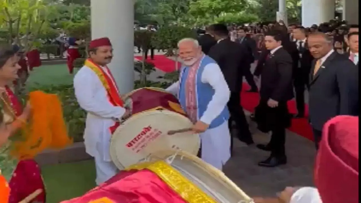 सिंगापुर में नजर आया पीएम मोदी का अलग अंदाज, जमकर बजाया ढोल; देखें VIDEO