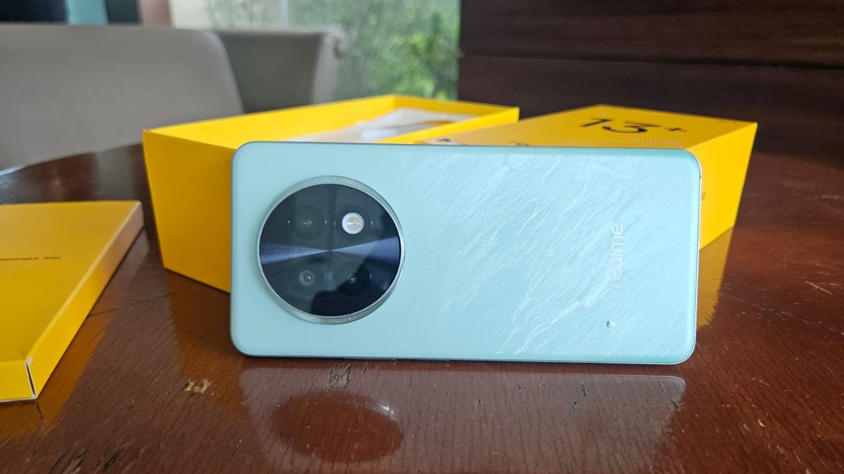 Realme 13+ 5G Review: रियलमी का धमाकेदार स्मार्टफोन, बहुत कुछ है इसमें खास, जानें पूरी डिटेल्स