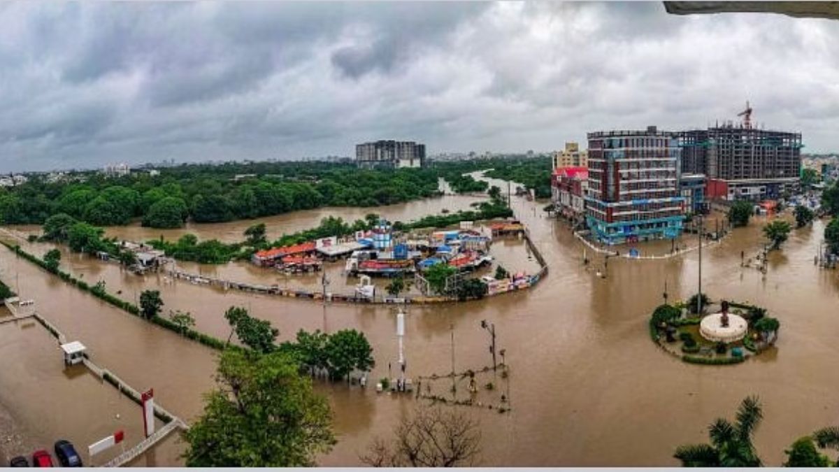 गुजरातः बाढ़ के लिए कांग्रेस ने बीजेपी को ठहराया जिम्मेदार, किसानों को मुआवजे देने की मांग गुजरातः बाढ़ के लिए कांग्रेस ने बीजेपी को ठहराया जिम्मेदार, किसानों को मुआवजे देने की मांग