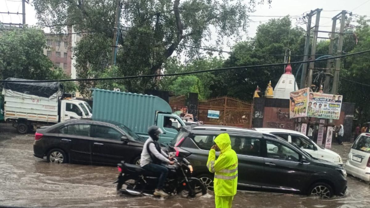 दिल्ली-NCR में तूफानी बारिश, घर से जरा संभलकर ही निकलें, इन रास्तों से तो बिल्कुल न जाएं