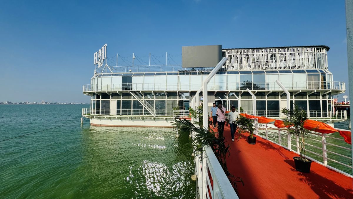 सीएम योगी ने किया फ्लोटिंग रेस्टोरेंट का उद्घाटन, बोले- ‘यहां नहीं मिलेगा हापुड़ वाला जूस और थूक लगी रोटी’