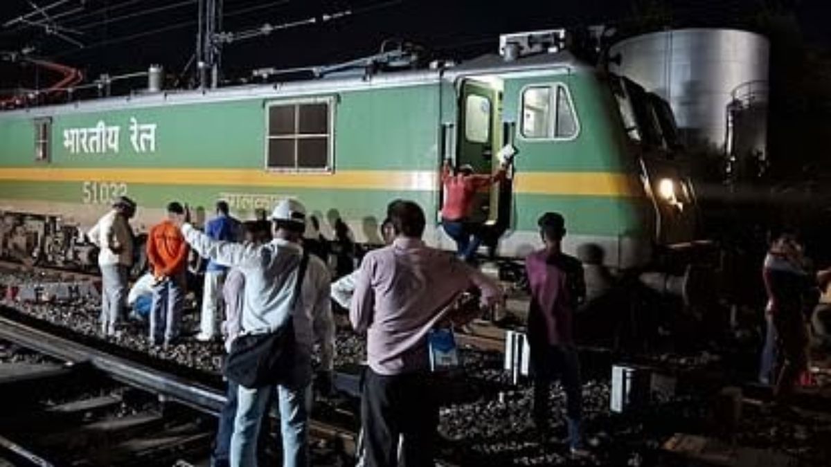 बिहार के मुजफ्फरपुर में ट्रेन हादसा, मुजफ्फरपुर पुणे स्पेशल का इंजन पटरी से उतरा